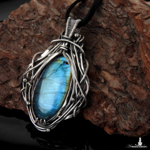 Wisiorek srebrny z błękitnym labradorytem