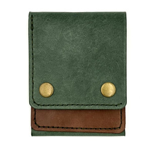 Zielono-brązowy portfel skórzany ręcznie uszyty na karty.
