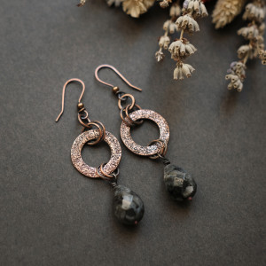 Kolczyki miedziane koła z fakturą z kamieniami larvikitu