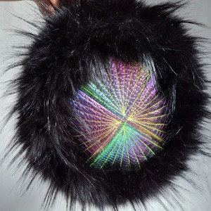 Czarna futrzana czapka, toczek zimowy z tęczowymi elementami