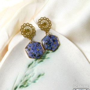 Piękne kolczyki z niezapominajkami