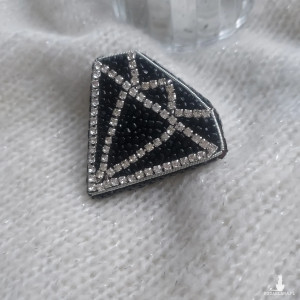 Elegancka broszka w kształcie  DIAMENTU