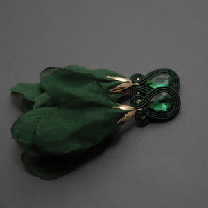 zielone kolczyki lub klipsy sutasz z kwiatkami