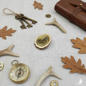 188 Unikatowa Broszka Vintage PRL – Syrenka Warszawska Inkrustacja Mosiądzem w Porożu Jelenia (Sygn. MET)