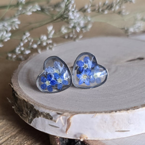 Srebrne kolczyki z kwiatami wkręty sztyfty z żywicy żywica epoksydowa z suszonymi prawdziwymi kwiatami niezapominajki serca serduszka