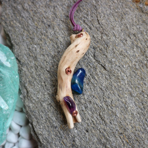 Naturalny, dziki wisior z drewna, agatu i ametystu