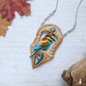 Naszyjnik żołna w oknie z piaskowca