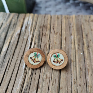 Drewniane kolczyki świąteczne z motywem kolorowych dzwonków