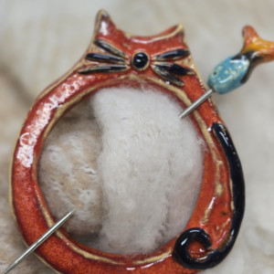 Zapinka do szala, czapki, płaszcza, swetra. Rudy kot z rybką