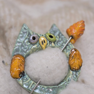 Zapinka do szala, czapki, płaszcza, swetra. Zielona Sowa z rudym piórkiem