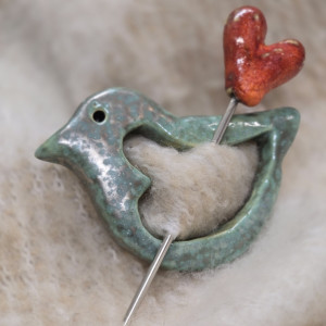 Zapinka do szala, czapki, płaszcza,swetra. Ptaszek z czerwonym serduszkiemserdusz