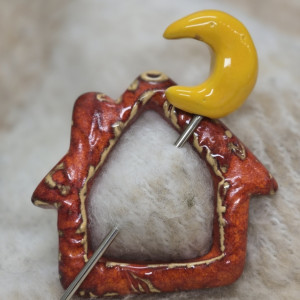 Zapinka do szala, czapki, płaszcza, swetra. Czerwony domek z księżycem