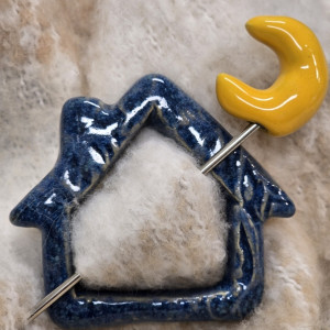 Zapinka do szala, czapki, swetra,płaszcza. Granatowy domek z księżycem