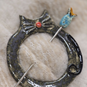 Zapinka do szala, czapki, płaszcza, swetra. Szarobury kot z rybką