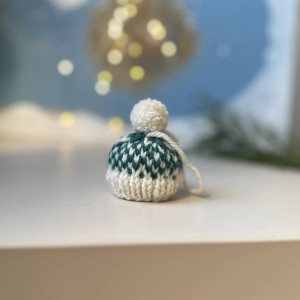 Ozdoba choinkowa, zawieszka, mini-czapeczka, biało-ciemnozielona - 1 szt.