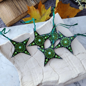 Świąteczne gwiazdki – ręcznie malowane zawieszki na choinkę