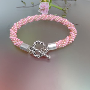 Bransoletka Z Różowych Koralików Sznur Z Serduszkiem 25.17