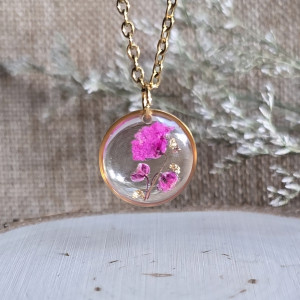 złota zawieszka złoty wisiorek naszyjnik żywica z żywicy kwiaty z kwiatami retro naturalna dziewczęca kobieca różowa gipsówka