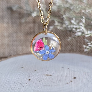 złota zawieszka złoty wisiorek naszyjnik żywica z żywicy kwiaty z kwiatami retro naturalna dziewczęca kobieca różowa gipsówka niezapominajka