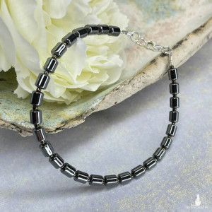Hematytowa bransoletka ze srebrnymi detalami a1112