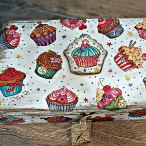 Drewniana skrzynka na różności "Muffinkowy świat"