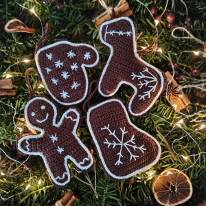 Szydełkowe pierniczki - zawieszki na choinkę