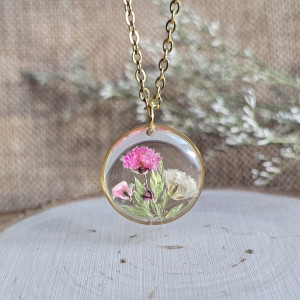 złota zawieszka złoty wisiorek naszyjnik żywica z żywicy kwiaty z kwiatami retro naturalna dziewczęca kobieca różowa gipsówka