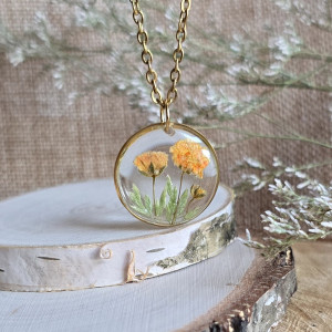 złota zawieszka złoty wisiorek naszyjnik żywica z żywicy kwiaty z kwiatami  naturalna dziewczęca kobieca żółta gipsówka