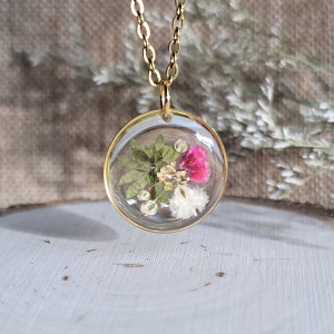 złota zawieszka złoty wisiorek naszyjnik żywica z żywicy kwiaty z kwiatami retro naturalna dziewczęca kobieca różowa gipsówka