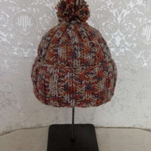 Czapka zrobiona na drutach z cieniowanej włóczki w odcieniach beżu i brązu