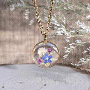 złota zawieszka złoty wisiorek naszyjnik żywica z żywicy kwiaty z kwiatami retro naturalna dziewczęca kobieca różowa gipsówka niezapominajka