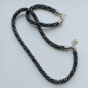 Koralikowy srebrno-czarny komplet: naszyjnik i bransoletka