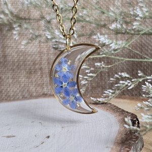 złota zawieszka złoty wisiorek naszyjnik żywica z żywicy kwiaty z kwiatami księżyc kwiaty żywica biżuteria niezapominajki niezapominajka
