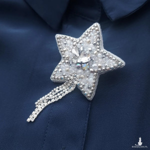 Urocza kryształkowa broszka GWIAZDKA