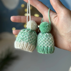 OZDOBY CHOINKOWE, DEKORACJE ŚWIĄTECZNE, MINI-CZAPECZKI Z WŁÓCZKI, ZESTAW 2 SZT.