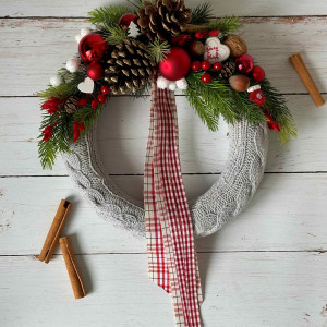 Wianek świąteczny w szarym sweterku, wianek z zimową dekoracją