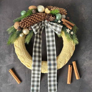 Wianek bożonarodzeniowy w świątecznym sweterku, wianek z zimową dekoracją