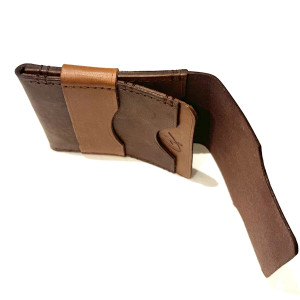 Brązowy portfel skórzany na karty ręcznie uszyty.