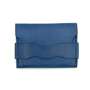 Niebieski portfel skórzany z klapką ręcznie uszyty na karty.