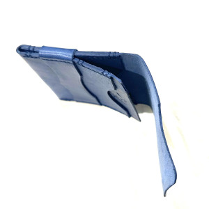 Niebieski portfel skórzany na karty z klapką ręcznie uszyty.