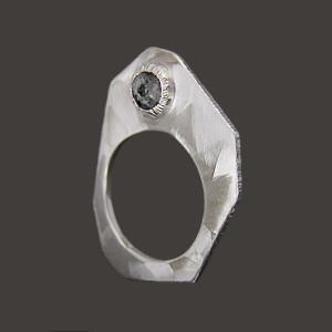 Nowoczesny pierścionek z larwikitem, srebro 925, rozm. 14-18