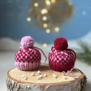 OZDOBY CHOINKOWE, DEKORACJE ŚWIĄTECZNE, MINI-CZAPECZKI Z WŁÓCZKI, ZESTAW 2 SZT.