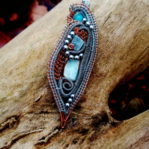 Zawieszka z larimarem i kamieniami naturalnymi, wire wrapping, biżuteria autorska, oprawa miedziana, efektowna biżuteria boho
