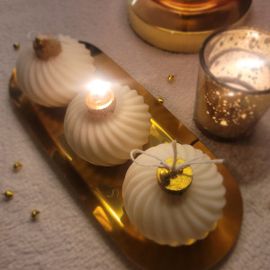 Elegancki zestaw świec sojowych - bombek na złotej tacy