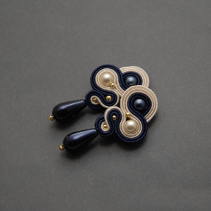 granatowo-kremowe kolczyki lub klipsy sutasz