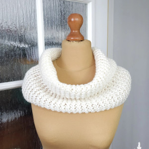 Przytulny Komin na Drutach ECRU – Ciepło Alpaki i Delikatny Splot