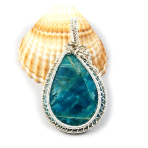 Apatyt, Srebrny wisior z kaboszonem apatytu wire wrapped, prezent dla niej, prezent dla mamy, ręcznie robiona biżuteria autorska