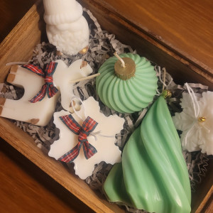 Zestaw upominkowy świec sojowych w skrzynce z drewna akacjowego