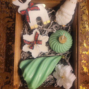 Zestaw upominkowy świec sojowych w skrzynce z drewna akacjowego