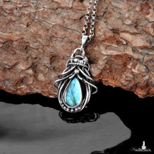 Naszyjnik srebrny z małym labradorytem elficki owad